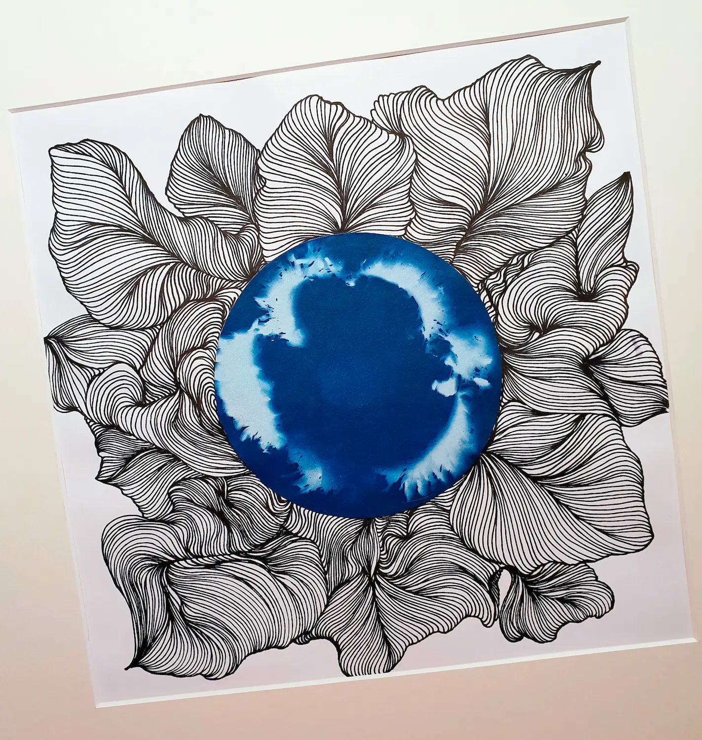 Verwitterte, zertretene Fichtenzapfen und trotzdem im Licht - Cyanotypie, 30x30cm