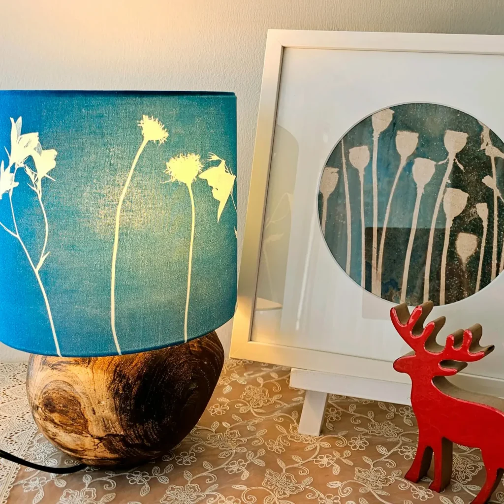 cyanotypie-lampenschirm Lampenschirm mit Cyanotypie-Druck und gedrechseltem Holzfuß