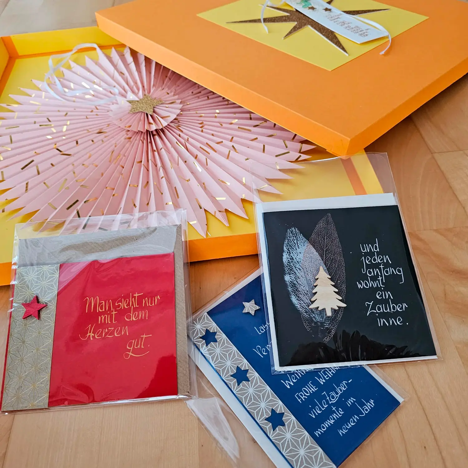 Handgefertigte Karten und Weihnachtsdekorationen